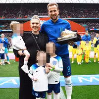 Tai nạn liên hoàn, 3 con của Harry Kane nhập viện
