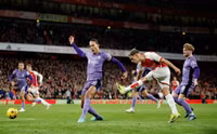 Chùm ảnh: Liverpool thảm bại, Arsenal thắp sáng cuộc đua vô địch