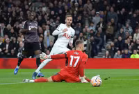 Son Heung-min ghi tuyệt phẩm khiến hai hậu vệ Fulham lao vào nhau