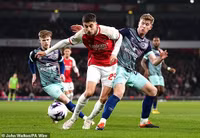 Thủ môn mắc sai lầm khó tin, Arsenal vẫn chiếm ngôi đầu Ngoại hạng Anh