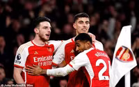 Thủ môn mắc sai lầm khó tin, Arsenal vẫn chiếm ngôi đầu Ngoại hạng Anh