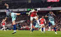 Thủ môn mắc sai lầm khó tin, Arsenal vẫn chiếm ngôi đầu Ngoại hạng Anh