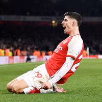 Thủ môn mắc sai lầm khó tin, Arsenal vẫn chiếm ngôi đầu Ngoại hạng Anh