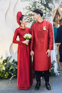 Đoàn Văn Hậu ngồi xích lô, tái hiện đám cưới xưa đến đón cô dâu Doãn Hải My