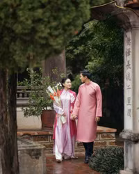 Đoàn Văn Hậu ngồi xích lô, tái hiện đám cưới xưa đến đón cô dâu Doãn Hải My