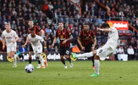 Chùm ảnh: Man Utd bị mỉa mai may mắn nhất Ngoại hạng Anh 