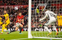 Chùm ảnh: Man Utd thắng nhọc nhằn đội cuối bảng Ngoại hạng Anh