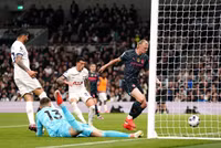 Chùm ảnh: Son Heung-min ‘đá văng’ hy vọng vô địch của Arsenal