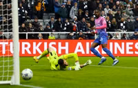 PSG ‘thoát chết thần kỳ’, AC Milan rời Champions League cay đắng 