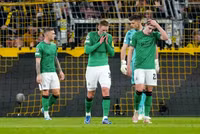 Hình ảnh ‘bãi chiến trường’ khiến trận Dortmund – Newcastle tạm hoãn vài phút