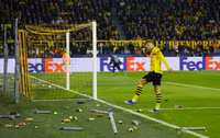 Hình ảnh ‘bãi chiến trường’ khiến trận Dortmund – Newcastle tạm hoãn vài phút