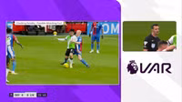 Liverpool lên đỉnh bảng Ngoại hạng Anh sau trận thắng tranh cãi