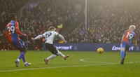 Liverpool lên đỉnh bảng Ngoại hạng Anh sau trận thắng tranh cãi