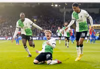Liverpool lên đỉnh bảng Ngoại hạng Anh sau trận thắng tranh cãi