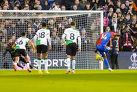 Liverpool lên đỉnh bảng Ngoại hạng Anh sau trận thắng tranh cãi