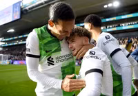 Liverpool lên đỉnh bảng Ngoại hạng Anh sau trận thắng tranh cãi
