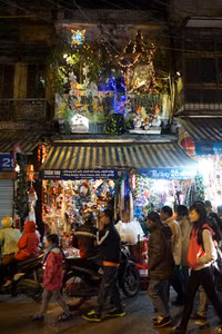 Một cửa hàng ở phố Háng Mã trang trí rất đẹp trong dịp lễ giáng sinh thu hút khách hàng.