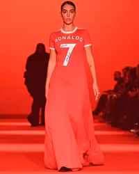 Áo đấu Ronaldo được đưa lên sàn diễn Paris Fashion Week 2024