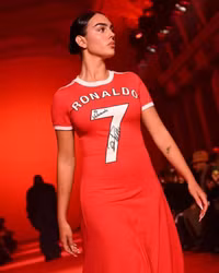 Áo đấu Ronaldo được đưa lên sàn diễn Paris Fashion Week 2024