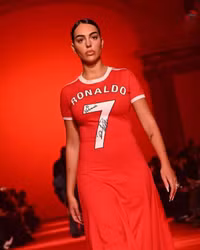 Áo đấu Ronaldo được đưa lên sàn diễn Paris Fashion Week 2024
