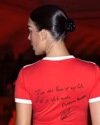 Áo đấu Ronaldo được đưa lên sàn diễn Paris Fashion Week 2024
