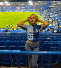 Nữ fan cuồng nóng bỏng của Chelsea bất ngờ cổ vũ Man City