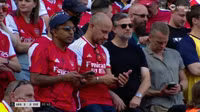 Cổ động viên Arsenal thất thần khi nghe tin Man City đăng quang Ngoại hạng Anh