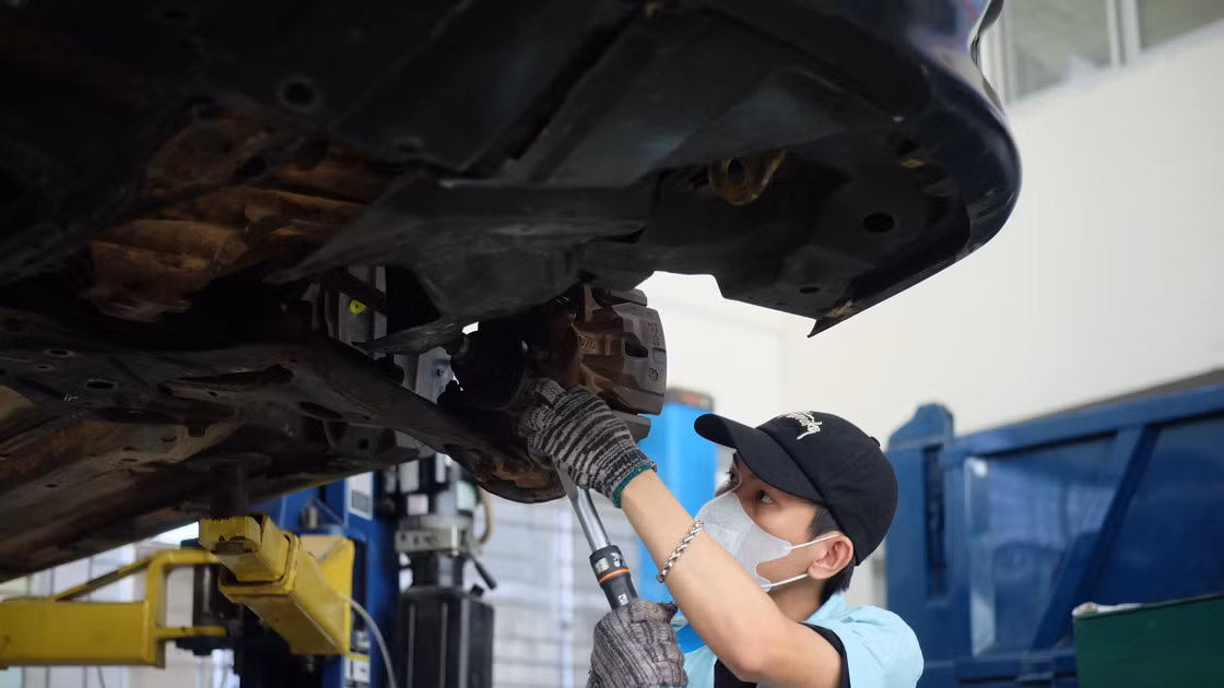 Sinh viên Trường Cao đẳng Đà Nẵng trong giờ thực hành ngành Công nghệ ô tô. 