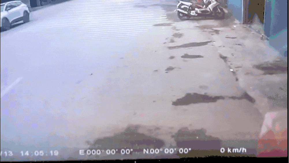 Chiếc ô tô đâm hàng loạt xe máy đỗ bên đường. (Ảnh cắt từ clip).