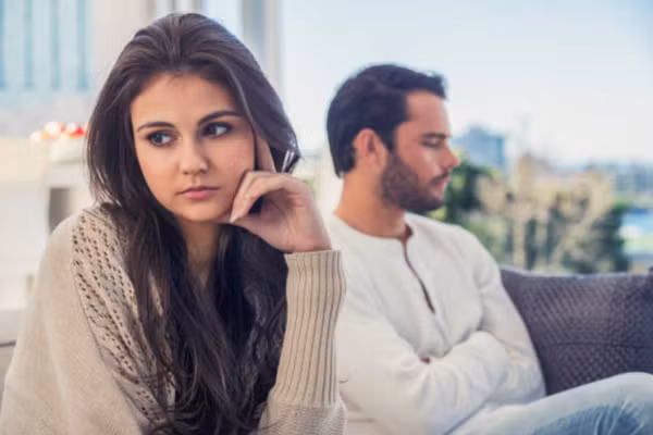 Khi nam giới ghen, ánh mắt của họ thường cố tình tránh né. (Ảnh: ITN)