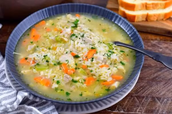 Khi ăn cơm chan canh, tác động trực tiếp nhất là làm lượng dịch trong dạ dày tăng đột ngột. (Ảnh: ITN).