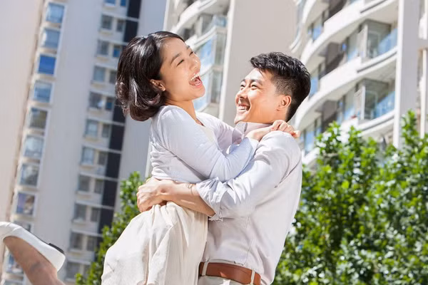 Ôm là một hành vi xã hội cực kỳ đơn giản nhưng có tác dụng giảm căng thẳng, cải thiện tâm trạng và xây dựng kết nối. (Ảnh: ITN).