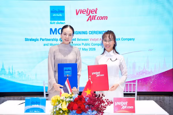 Tiến sĩ Nguyễn Thị Phương Thảo (phải) và Madam Pang “bắt tay” thúc đẩy hoạt động thể thao, văn hóa, phát triển cộng đồng