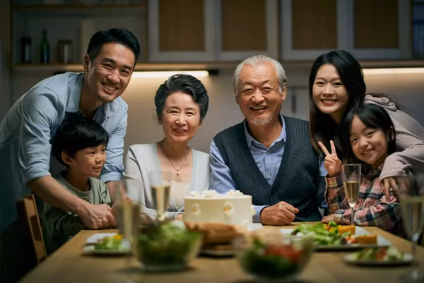 Sự đồng hành của ông bà không đặt nặng hiệu quả giáo dục, nhưng lại khiến con trẻ cảm nhận được sự chấp nhận vô điều kiện. (Ảnh: ITN).