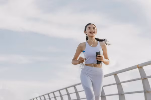 Đi bộ không chỉ giúp giảm cân mà còn cải thiện tâm trạng. (Ảnh: ITN).