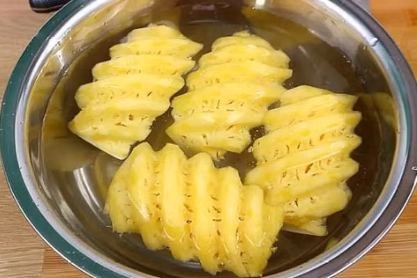 Nước muối làm dứa trở nên ngon hơn. (Ảnh: ITN).