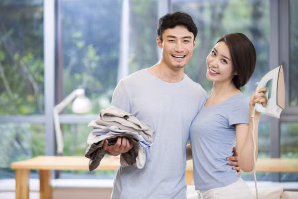Hành động của bạn sẽ làm cho cô ấy cảm nhận được tình yêu, ví dụ như nấu cho cô ấy một bữa tối ngon, chia sẻ công việc nhà. (Ảnh: ITN).