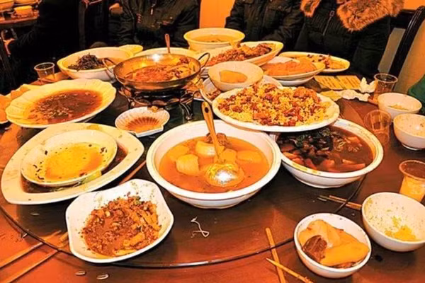 Nhiều gia đình đều phải đối mặt với vấn đề xử lý thức ăn thừa. (Ảnh: ITN).