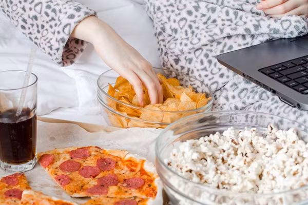 Khi cơ thể sẵn sàng đi ngủ, ăn vặt vào đêm khuya có hại cho chúng ta. (Ảnh: ITN).