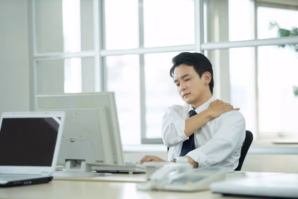 Để bảo vệ cột sống, dân văn phòng cần bắt đầu từ việc điều chỉnh môi trường và thiết bị văn phòng một cách khoa học. (Ảnh: ITN).