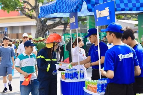 40.000 sản phẩm dinh dưỡng Vinamilk tiếp sức chương trình 'Tổ quốc bình yên'