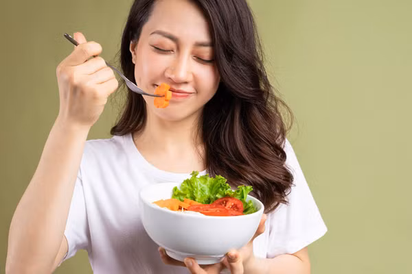 Quan sát cách một người cư xử trên bàn ăn, chúng ta thường có thể nhìn thấy đặc điểm tính cách và xu hướng tâm lý của họ. (Ảnh: ITN).