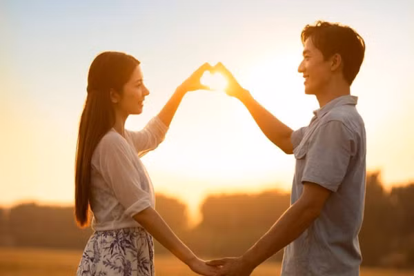 Những cặp vợ chồng đã kết hôn nhiều năm thường sở hữu nét mặt giống nhau. (Ảnh: ITN).