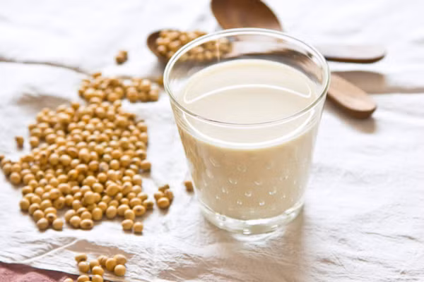 Sữa đậu nành là thức uống giàu protein thực vật và chất xơ. (Ảnh: ITN)