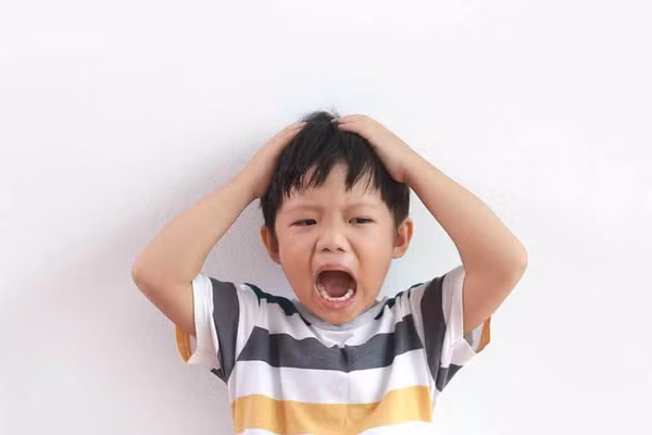 Những biến động cảm xúc của trẻ thường khiến cha mẹ cảm thấy bất lực. (Ảnh: ITN).