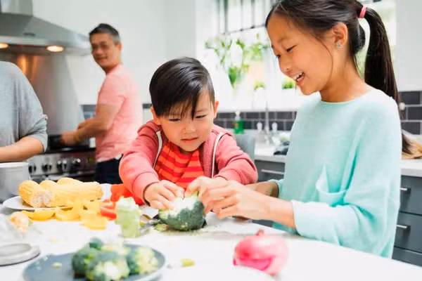 Ý thức chủ động làm việc nhà sẽ sớm dạy trẻ tự lập, tự chăm sóc bản thân và có trách nhiệm. (Ảnh: ITN).