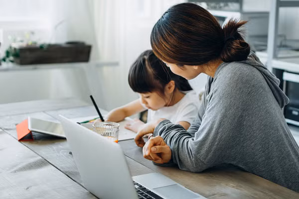Người lớn cần chỉ cho trẻ những công cụ cần thiết để đối phó với mọi tình huống. (Ảnh: ITN)