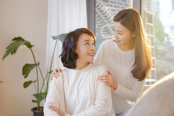 Mẹ chồng nên tôn trọng không gian riêng tư của con dâu, đồng thời, con dâu cũng nên thông cảm với sự quan tâm của mẹ chồng. (Ảnh: ITN).