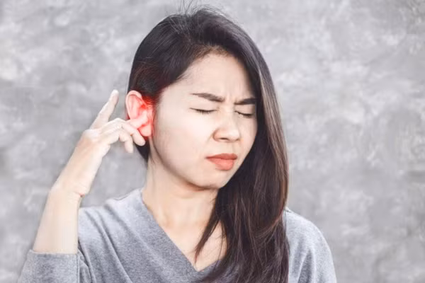 Ù tai là tín hiệu cảnh báo quan trọng của cơ thể. (Ảnh: ITN).