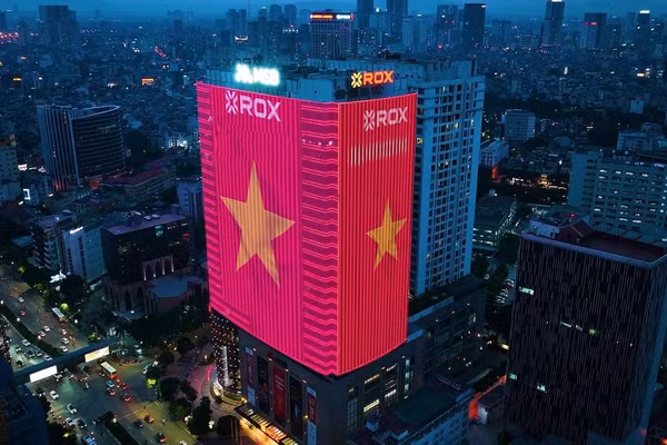 ROX Tower rực rỡ cờ hoa, lan tỏa tinh thần tự hào Việt Nam